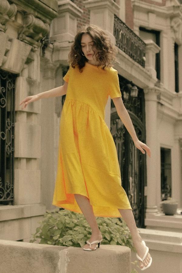żółta rozkloszowana sukienka z Zary