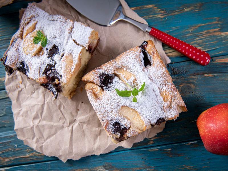 Ciasto drożdżowe ze śliwkami i jabłkami