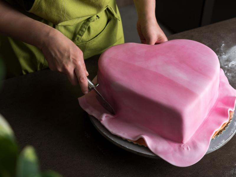 Różowe ciasto na walentynki w kształcie serca
