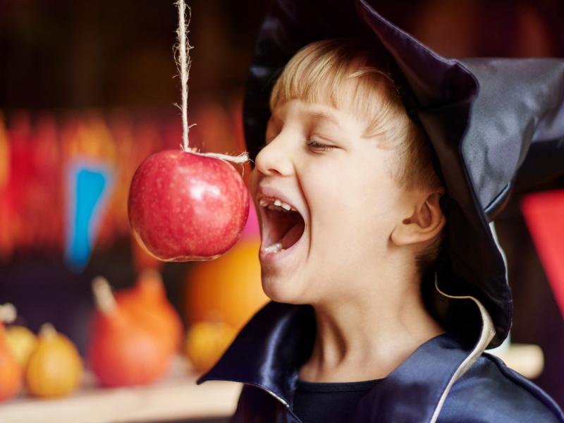 Co można robić na Halloween łapanie jabłek