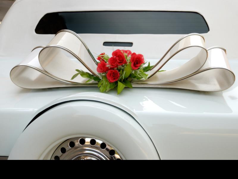 Czy wiesz jak ozdobić samochód do ślubu? Organizacja i