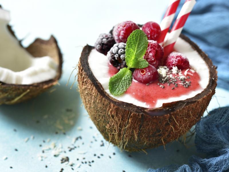 Deser kokosowy z malinami - przepis odpowiedni w diecie na dnę moczanową
