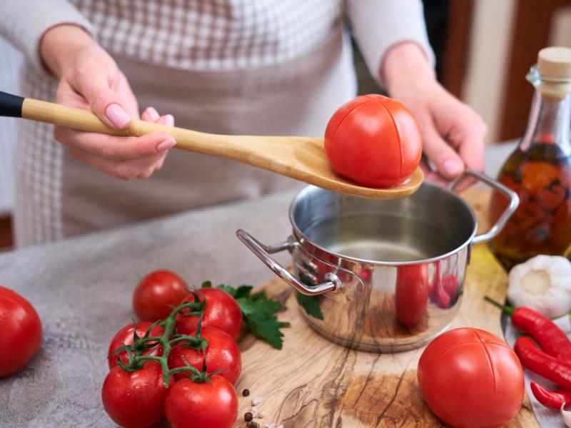 jak zdjąć skórkę z pomidorów