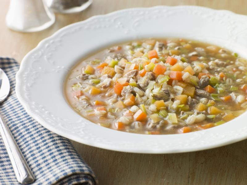 Pikantna zupa z kurczaka - oto sposób na urozmaicenie tradycyjnego polskiego menu.