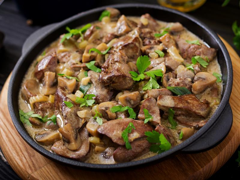 Keto obiad na szybko: stroganoff z wątróbki