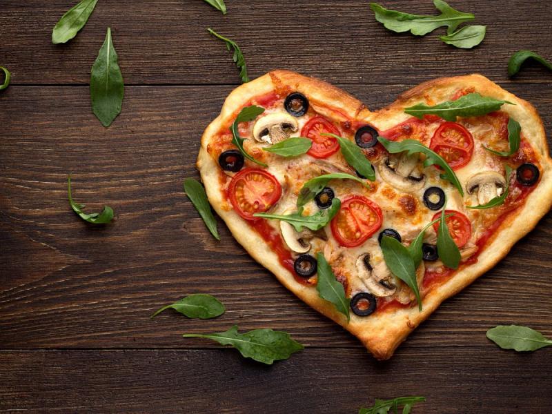 kolacja na Dzień Chłopaka pizza w kształcie serca