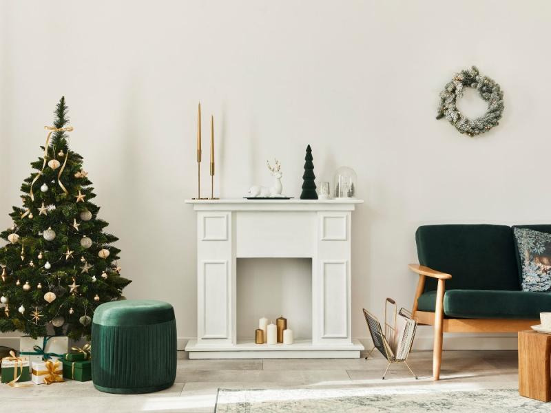 minimalistyczne dekoracje świąteczne na kominek