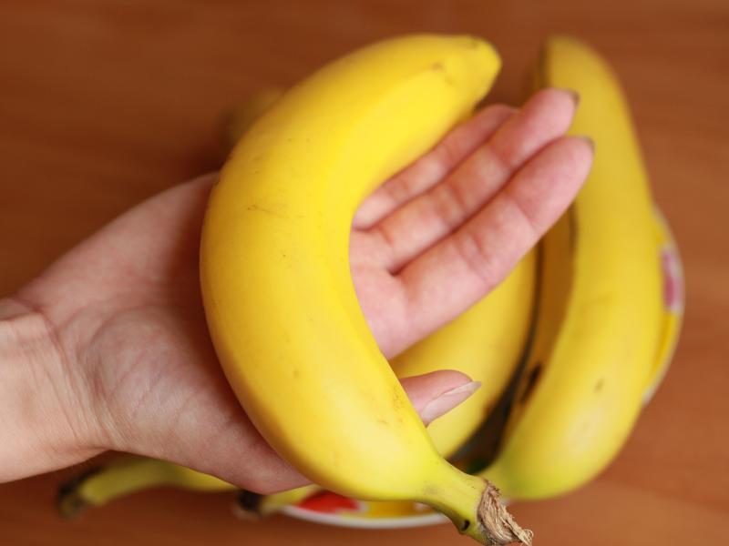Banan na dłoni