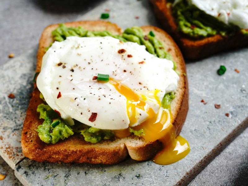 pomysł na lekką kolację tost z awokado