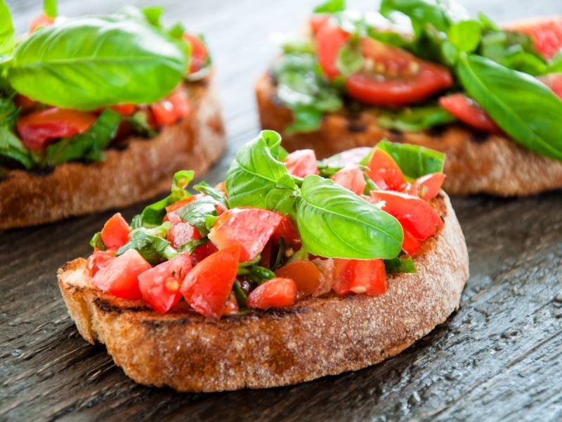 przekąska na walentynki - bruschetta