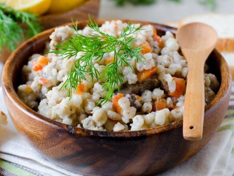 Перловая каша свойства. Перловка с мясом. Перловка с подливой. Ячменная каша. Перловая каша с мясом и подливой фото.