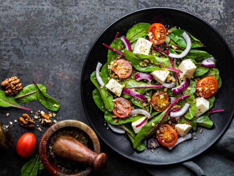 Sałatki z orzechami włoskimi sałatka z pomidorkami i serem halloumi