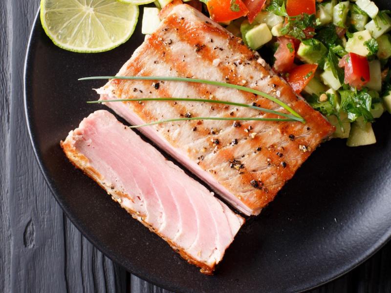 stek z tuńczyka grillowany