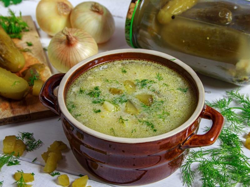 wiosenne zupy zupa z ogórków małosolnych