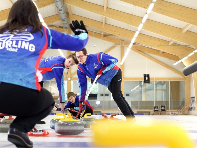 Curling - zawodny w trakcie gry