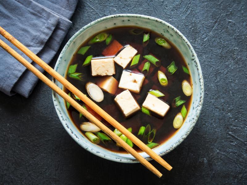 Zupa miso z tofu. Prosty przepis na tradycyjne japońskie danie Zupy