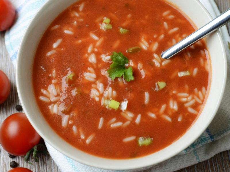Zupa pomidorowa z ryżem - przepis składniki i przygotowanie - Zupy ...