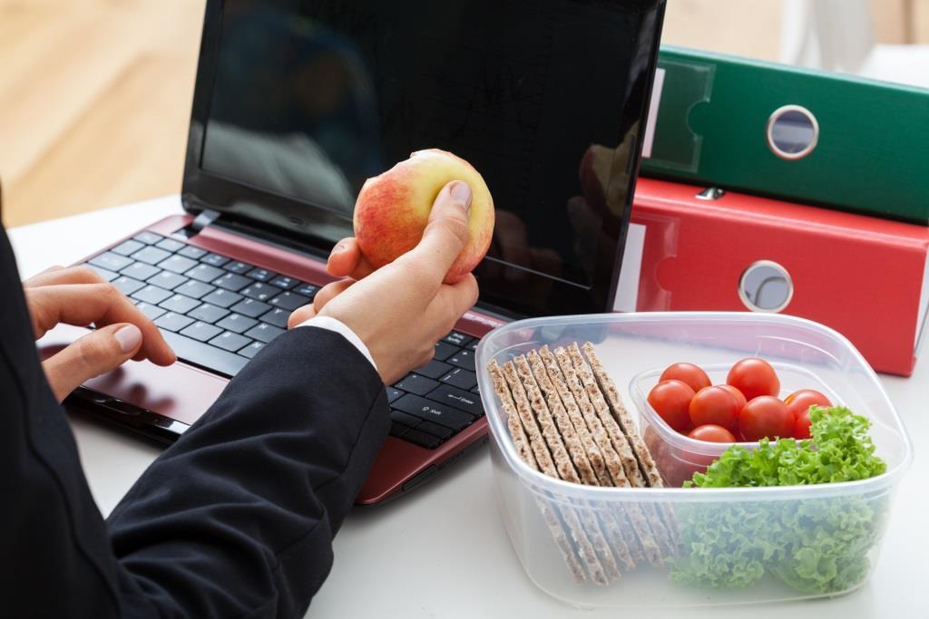 Zdrowa dieta w pracy - jak kontrolować posiłki