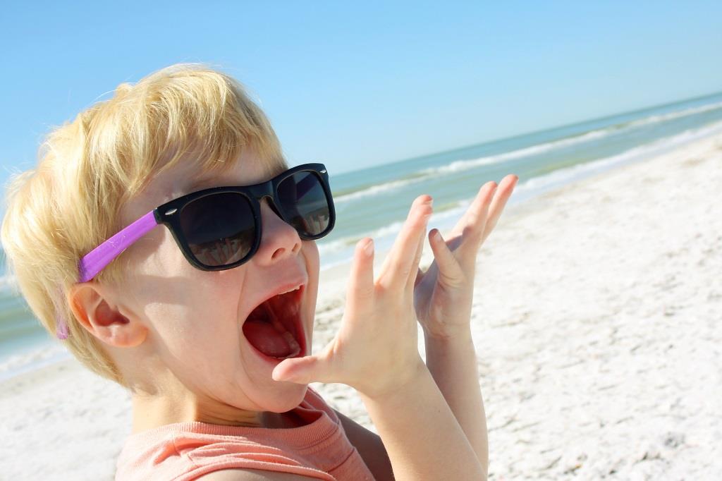 dziecko na plaży - kurzajki