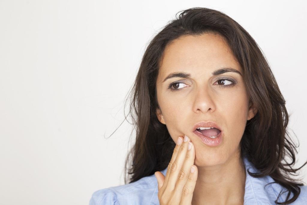 brak zęba przyspiesza powstawanie zmarszczek