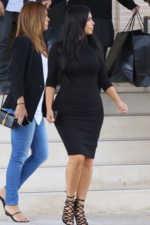 Kim Kardashian w ciąży na zakupach - widać krągłości?