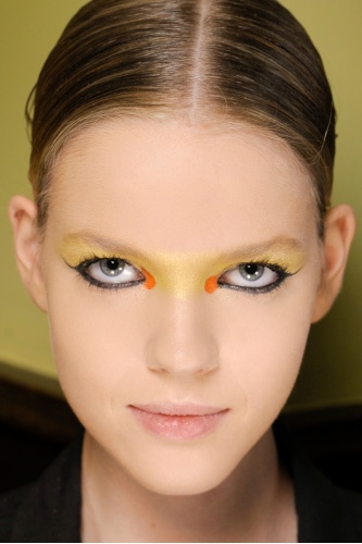 Kolorowy zawrót głowy - tendencje w makijażu wiosna/lato 2010