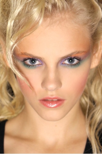 Kolorowy zawrót głowy - tendencje w makijażu wiosna/lato 2010