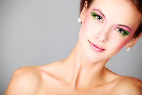 Trawiasta zieleń w makijażu - trendy 2012