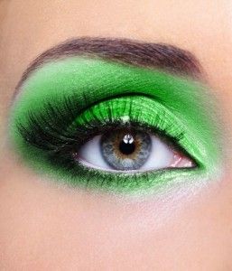 Trawiasta zieleń w makijażu - trendy 2012