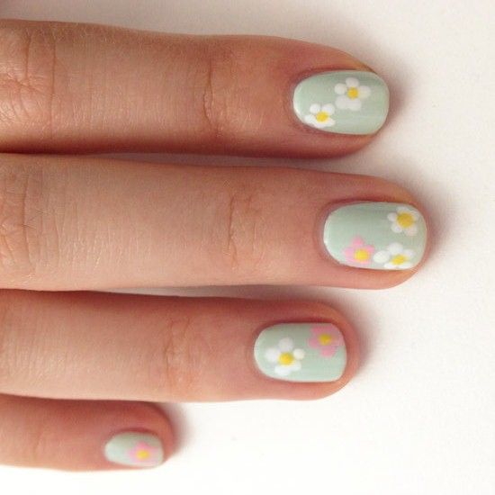 Paznokcie w kwiatki - manicure na wiosnę i lato