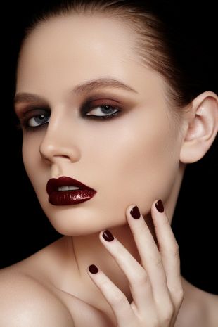 Ciemne usta - jesienny trend w makijażu