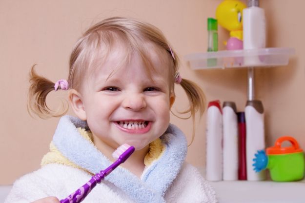 Dziecko zjada pastę do zębów? Uwaga na fluor!